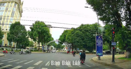 Xác minh nhóm học sinh đi xe đạp điện vượt đèn đỏ, không đội mũ bảo hiểm