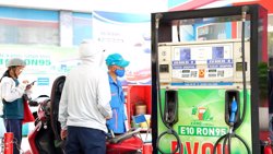 Giá xăng E10 giảm về 20.000 đồng một lít
