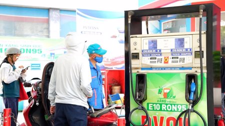 Giá xăng E10 giảm về 20.000 đồng một lít