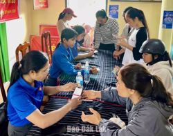 Đoàn viên thanh niên hỗ trợ hơn 72.000 người dân nâng cao kỹ năng số