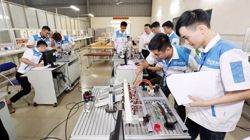 Học sinh trung học nghề sẽ học 10 môn kiến thức chương trình THPT