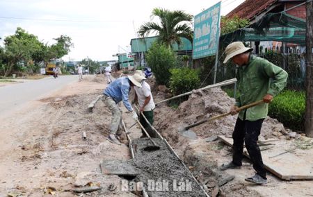 Xã Ea Păl: 1,9 tỷ đồng nâng cấp đường và hệ thống thoát nước thôn 2