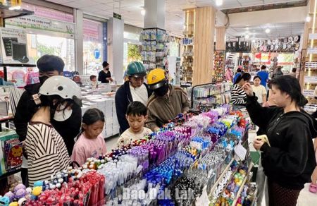 Sôi động thị trường hàng hóa phục vụ năm học mới