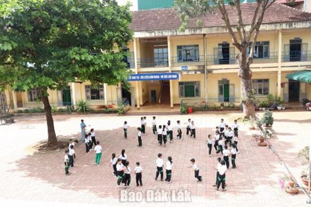 Học sinh lớp 1, 9 và 12 tựu trường vào ngày 24/8