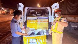 CSGT Đắk Lắk phát hiện xe chở hơn 400 kg thực phẩm không rõ nguồn gốc
