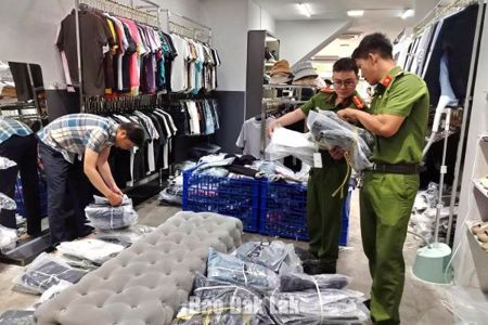 Khởi tố 10 vụ án, thu giữ hơn 4.400 sản phẩm thời trang giả mạo