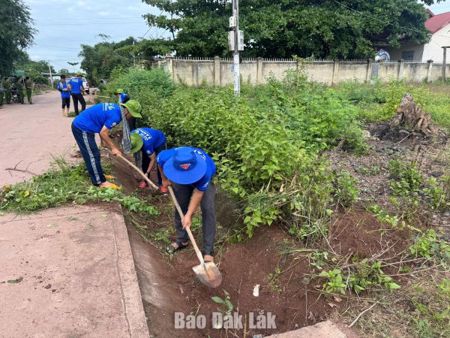 Xã Ea Wer đẩy mạnh tuyên truyền người dân bảo vệ môi trường, giữ gìn cảnh quan chung