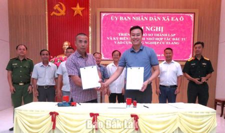 Xã Ea Ô: Tổ chức ký kết các Biên bản ghi nhớ hợp tác đầu tư vào Cụm công nghiệp Cư Elang