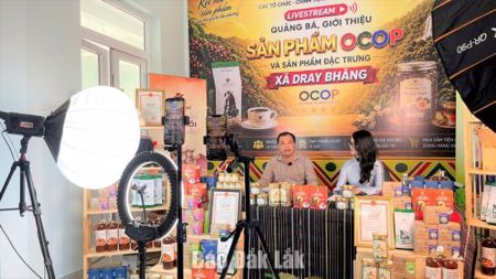 Dray Bhăng livestream quảng bá sản phẩm OCOP, nông sản đặc trưng