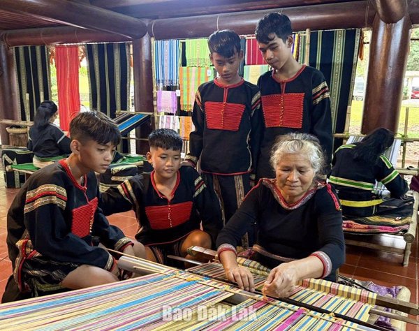Dệt thiên nhiên vào thổ cẩm