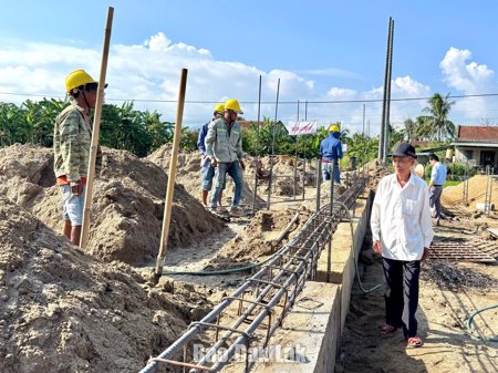 Lão nông hiến đất xây nhà tránh lũ