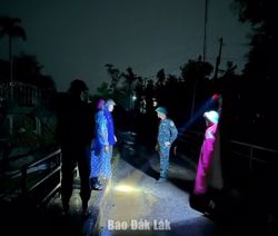 Lãnh đạo UBND xã Ea Knuếc kiểm tra an toàn hồ đập sau mưa lớn