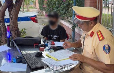Phát hiện 1 trường hợp chưa có giấy phép lái xe vẫn điều khiển xe tải kéo sơ mi rơ moóc