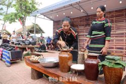 Lễ hội Rượu cần của người M’nông bên hồ Lắk