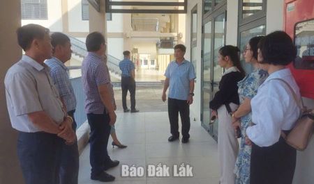 Phó Chủ tịch UBND tỉnh Nguyễn Thiên Văn kiểm tra công tác chuẩn bị cho lễ khai giảng tại các trường liên cấp vùng biên giới