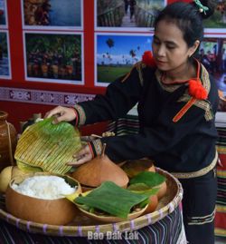 Vỏ bầu vương khói bếp…