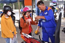 Giá xăng giữ nguyên, giá dầu giảm mạnh