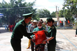 Ai cũng có Tết