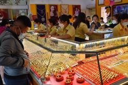 Giá vàng hôm nay 18-1: Giảm tiếp, USD bất ngờ tăng giá