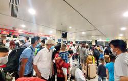 "Biển người" tiếp tục đổ về sân bay Tân Sơn Nhất ngày mùng 5 Tết
