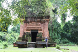 Chiều mưa bên cổ tháp
