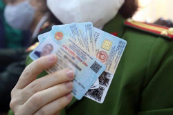 Bỏ vân tay trên bề mặt thẻ căn cước để tăng tính bảo mật trong quá trình sử dụng thẻ