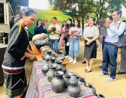 Truyền dạy nghề làm gốm thủ công của dân tộc M’nông