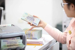 Lãi suất tiết kiệm tiếp tục lao dốc