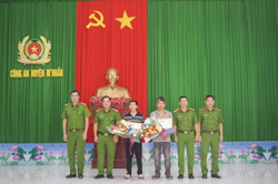 Huyện M’Drắk Khen thưởng hai quần chúng dũng cảm vây bắt tội phạm
