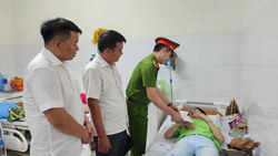 Thăm hỏi và hỗ trợ nạn nhân trong vụ tai nạn giao thông trên đường tránh phía Tây thị xã Buôn Hồ