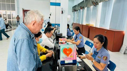 Vé tàu xe Tết Giáp Thìn 2024: Hàng không im ắng, đường sắt sôi động