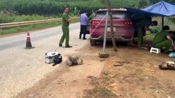 Xe con tông vào lan can, 2 người chết, 3 người bị thương