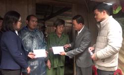 Lãnh đạo huyện Krông Bông thăm, hỏi gia đình các nạn nhân tử vong do bị cây đè