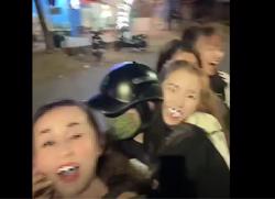 Xôn xao clip 5 cô gái đi 1 xe máy khoe "chiến tích" trên Facebook