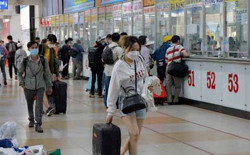 Vé tàu xe Tết “nóng” dần