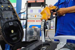 Giá xăng E5 giảm 13 đồng, xăng A95 lại tăng 3 đồng/lít từ 15h chiều nay