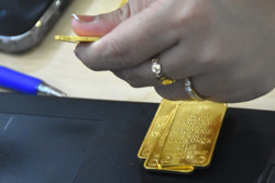 Giá vàng hôm nay 13-2: Vàng trang sức 24K chỉ chênh lệch 1,5 triệu đồng với thế giới
