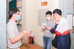 Hàng chục kỳ thi riêng, tăng cơ hội hay làm khó thí sinh?