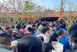 Chen nhau lễ hội, du xuân, làm sao để tránh mắc COVID-19?