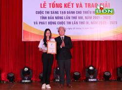 Cô gái trẻ đam mê giá trị văn hóa thổ cẩm