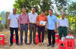 Huyện Lắk: Trao 40 triệu đồng hỗ trợ một gia đình bị sập nhà do lốc xoáy