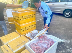 Phát hiện xe tải chở gần 1 tấn thực phẩm không rõ nguồn gốc