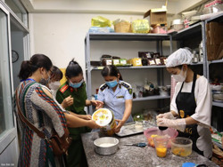 TP. Buôn Ma Thuột: Xử phạt 15 cơ sở kinh doanh doanh nước giải khát, quán ăn vi phạm an toàn thực phẩm