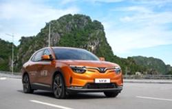 Ông Phạm Nhật Vượng mở công ty cho thuê xe điện