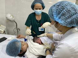 TẬN DỤNG DÂN SỐ VÀNG ĐỂ PHÁT TRIỂN: 22 năm Việt Nam giữ vững cơ cấu dân số vàng