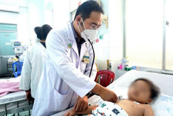  Bé trai 8 tuổi nguy kịch vì uống thuốc quá liều