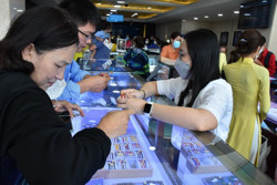 Giá vàng hôm nay 25-4: Đồng USD giảm giá, vàng tăng trở lại
