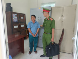 Khởi tố và bắt tạm giam cha dượng hiếp dâm con riêng của vợ