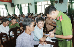Đến tận nhà hướng dẫn người dân cài đặt định danh điện tử VNeID