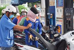 Giá xăng tăng nhẹ, trích lập quỹ bình ổn 300 đồng mỗi lít